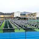 青島為明學校中小學部舉行“世界問候日”主題升旗儀式