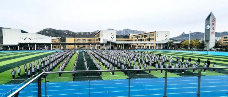 青島為明學校中小學部舉行“世界問候日”主題升旗儀式