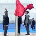 青島為明學(xué)校中小學(xué)部舉行“以考為鏡知不足 篤行補(bǔ)弱赴新程”及“感恩于心 與愛同行”主題升旗儀式