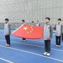 青島為明學校中小學部舉行“與春風相伴，與安全同行”及“愛國好習慣之憶清明，緬先烈，思奮進”主題升旗儀式